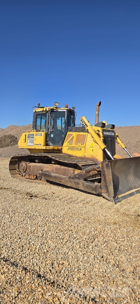 Komatsu D65PXI-18 بلدوزرات مجنزرة