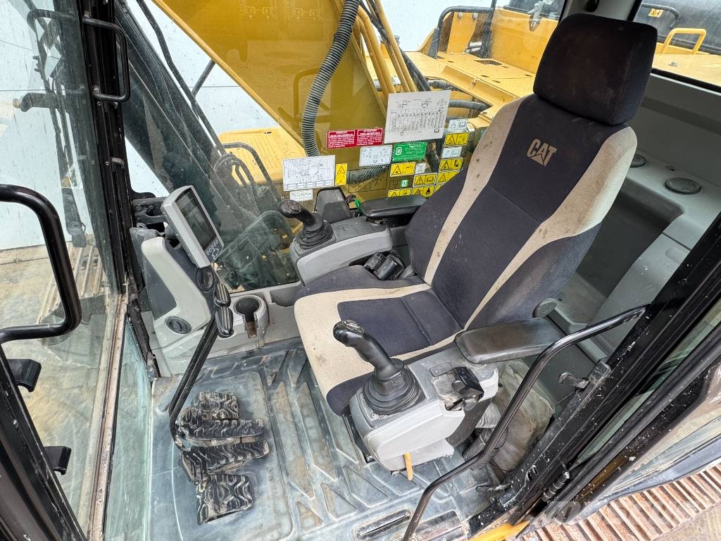 CAT 320FL - New Bucket / Hammer Lines / Camera Верижен екскаватор