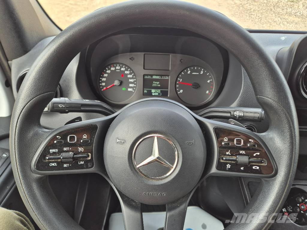 Mercedes-Benz Sprinter 317 med kasse og lift Изотермический фургон
