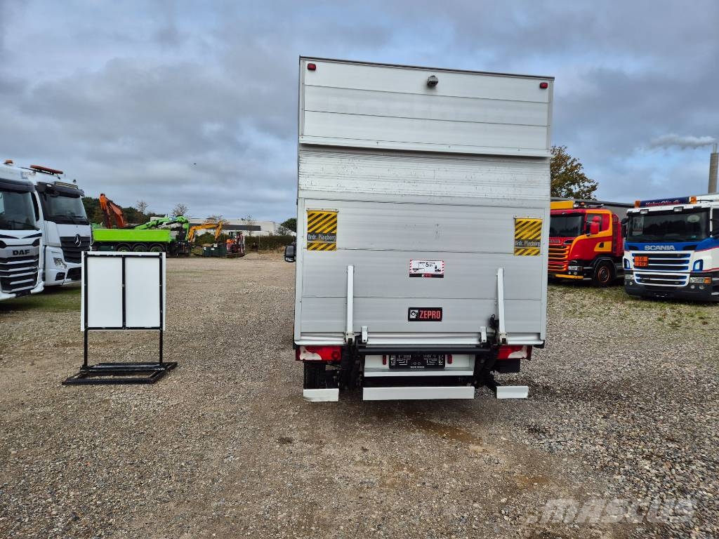 Mercedes-Benz Sprinter 317 med kasse og lift Изотермический фургон