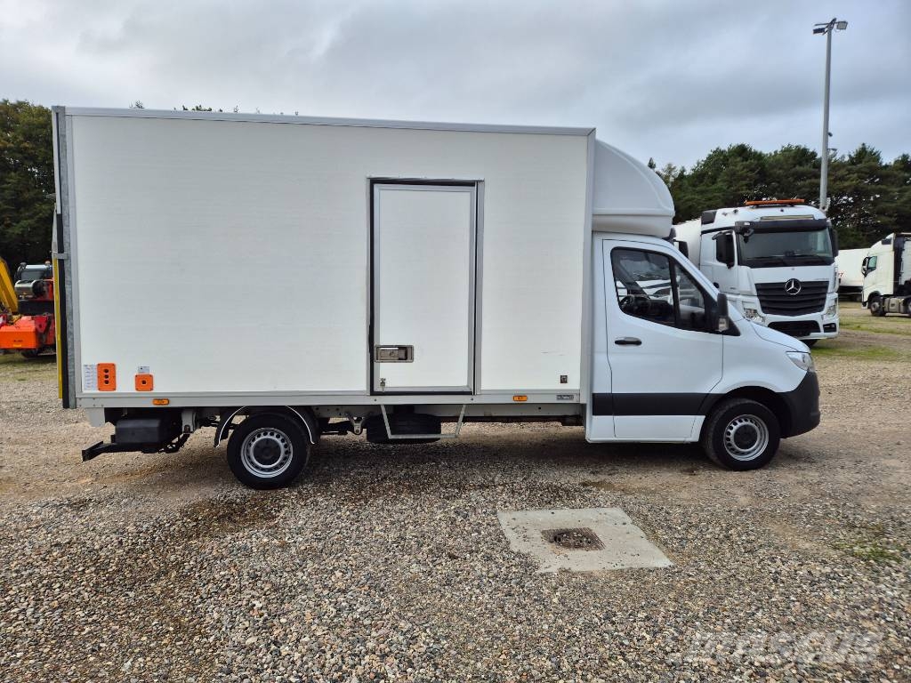 Mercedes-Benz Sprinter 317 med kasse og lift Изотермический фургон