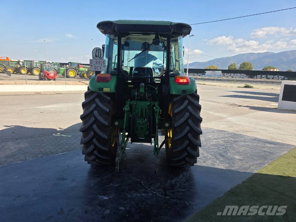 John Deere 5820 الجرارات