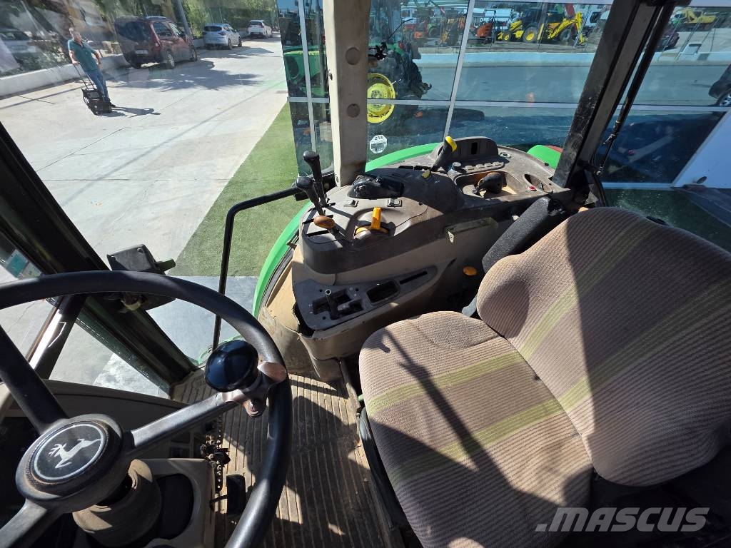 John Deere 5820 الجرارات