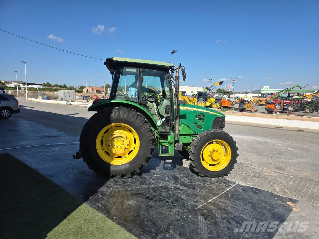 John Deere 5820 الجرارات