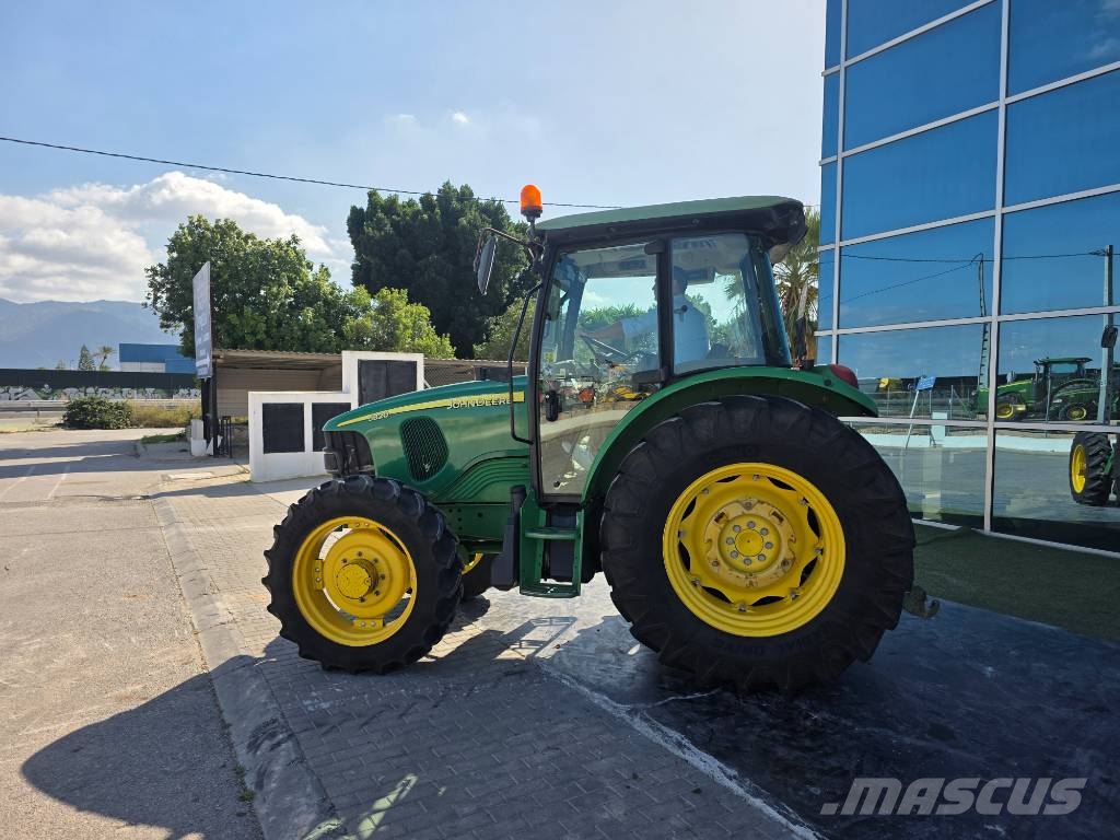 John Deere 5820 الجرارات