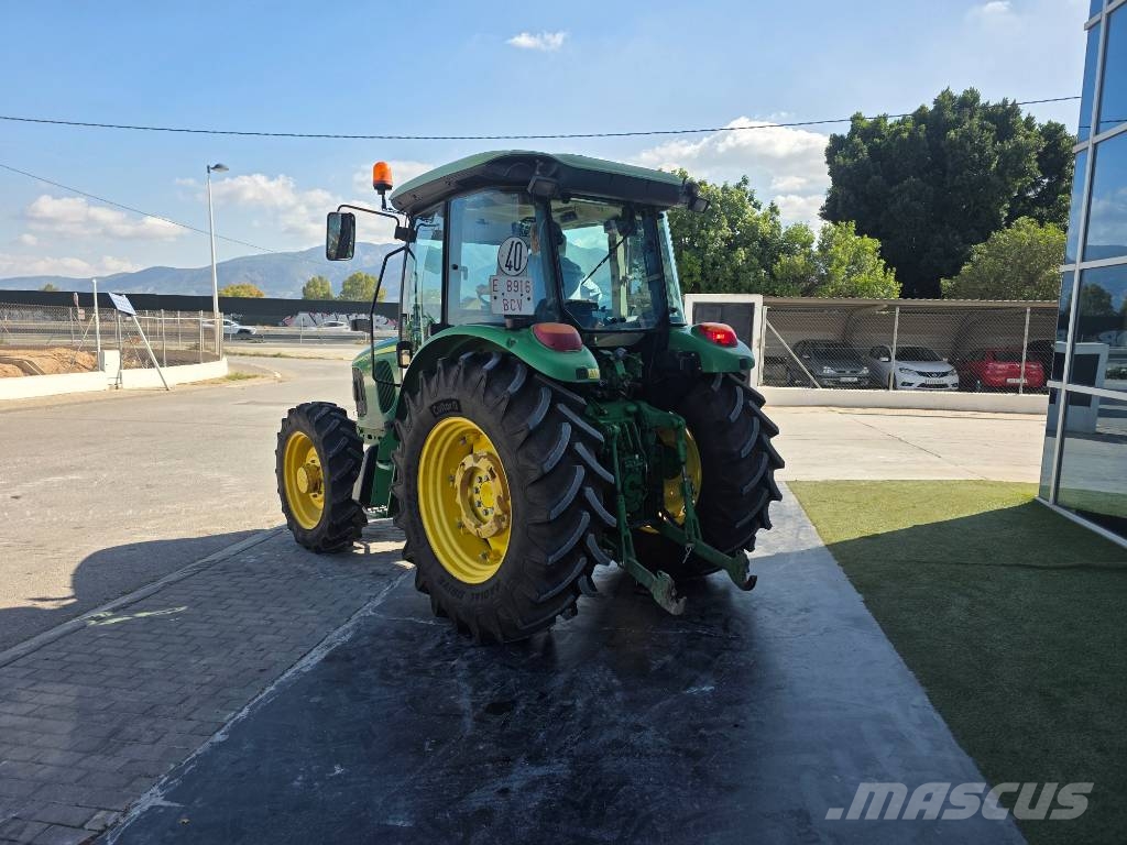 John Deere 5820 الجرارات