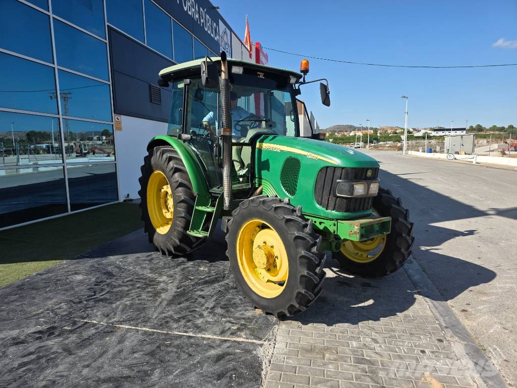 John Deere 5820 الجرارات