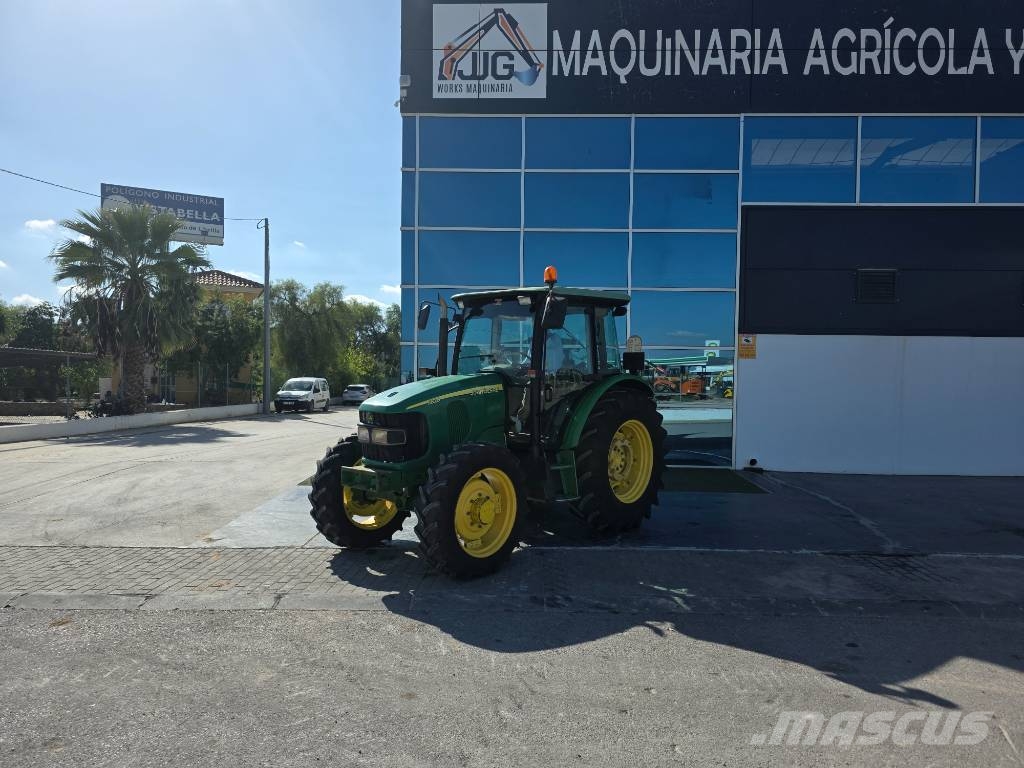 John Deere 5820 الجرارات