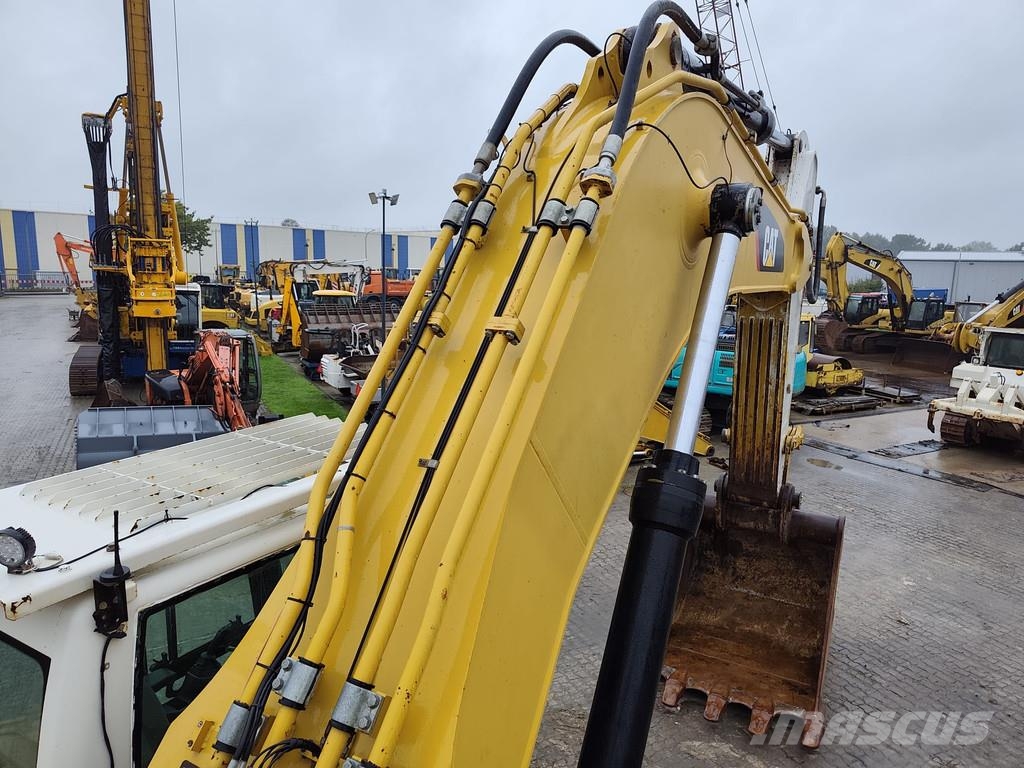 CAT 374F D . Raupenbagger