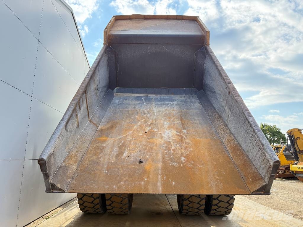 CAT 775F - German Machine / Auto Greasing Starre dumpers