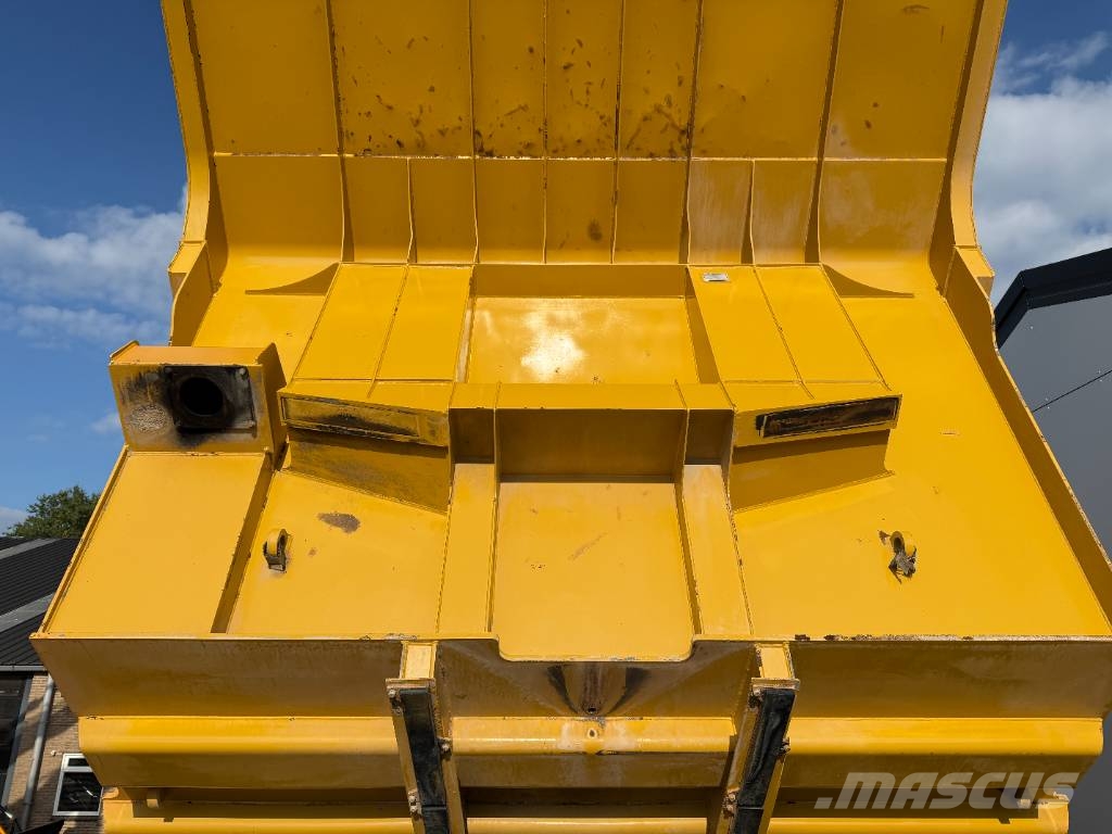 CAT 775F - German Machine / Auto Greasing Starre dumpers