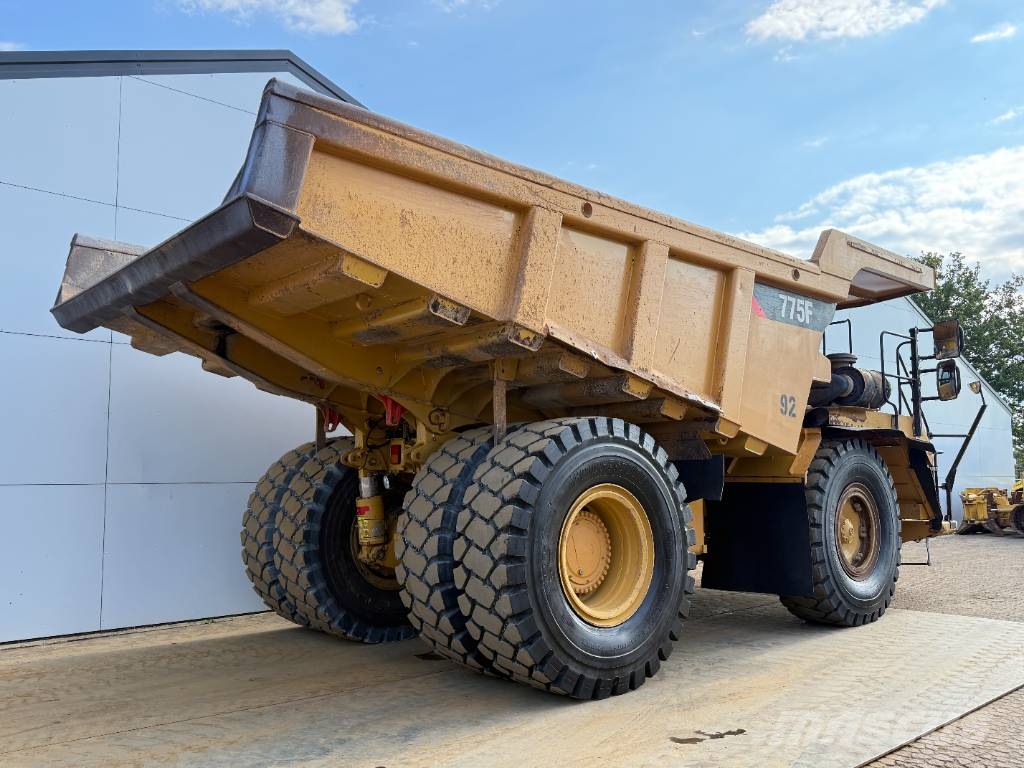 CAT 775F - German Machine / Auto Greasing Starre dumpers