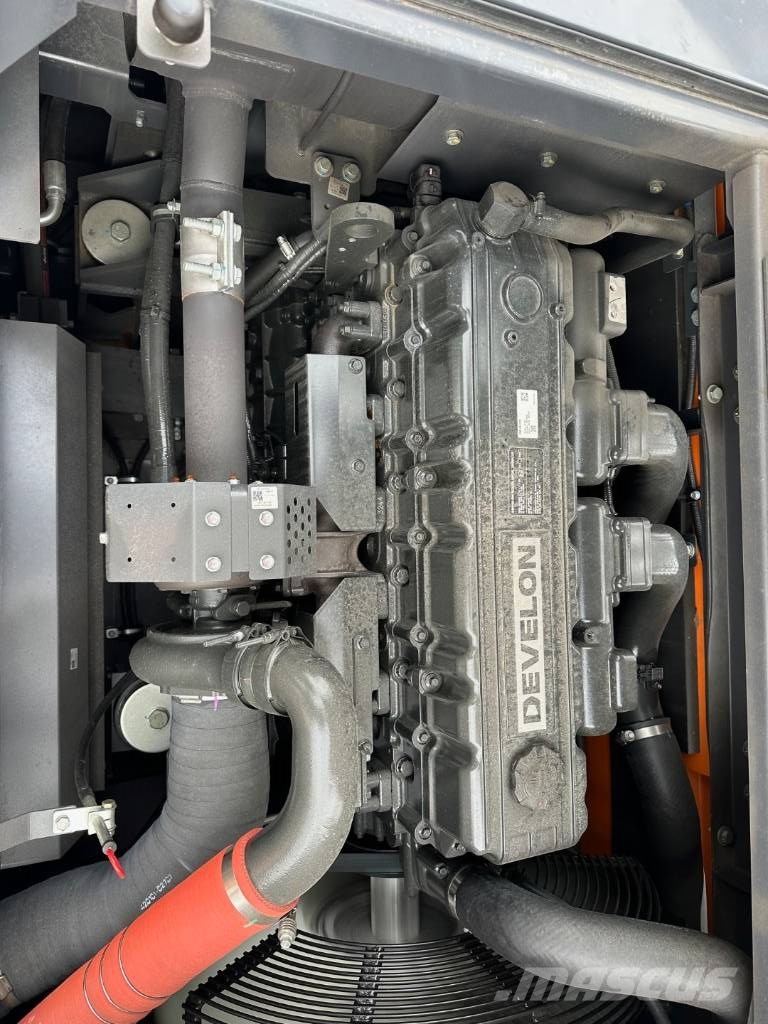 Develon DX 300 LC-7M حفارات زحافة