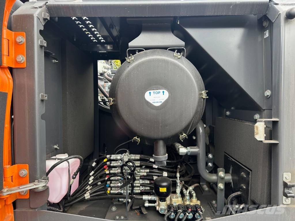 Develon DX 300 LC-7M حفارات زحافة