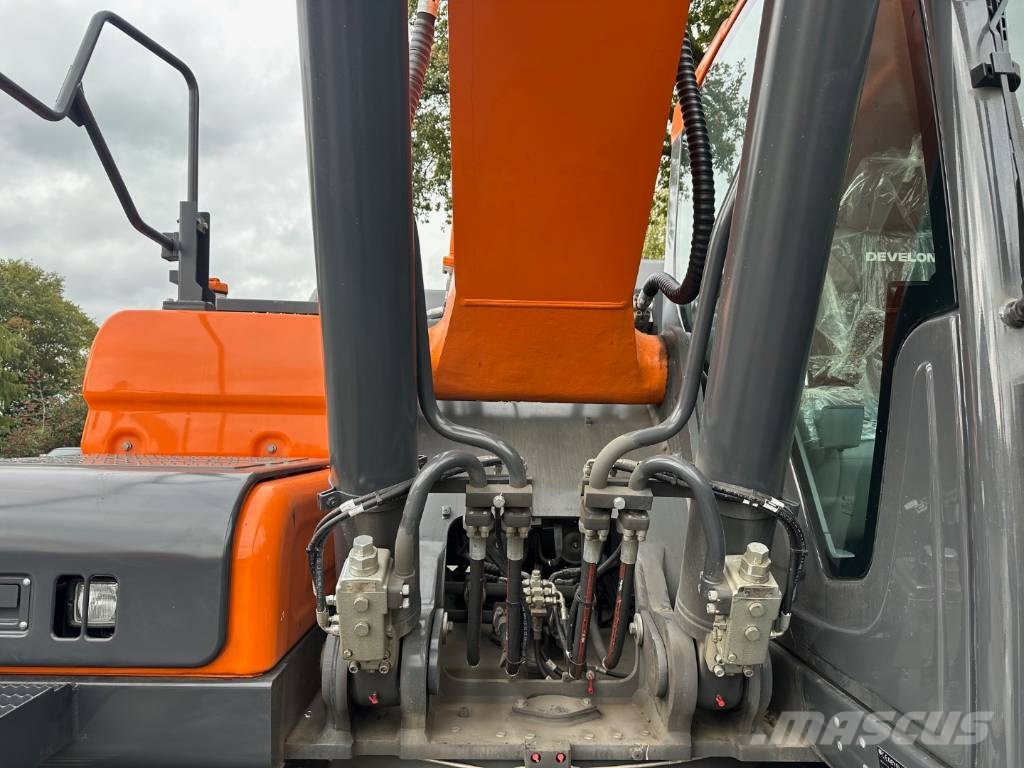 Develon DX 300 LC-7M حفارات زحافة