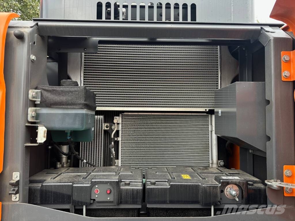 Develon DX 300 LC-7M حفارات زحافة