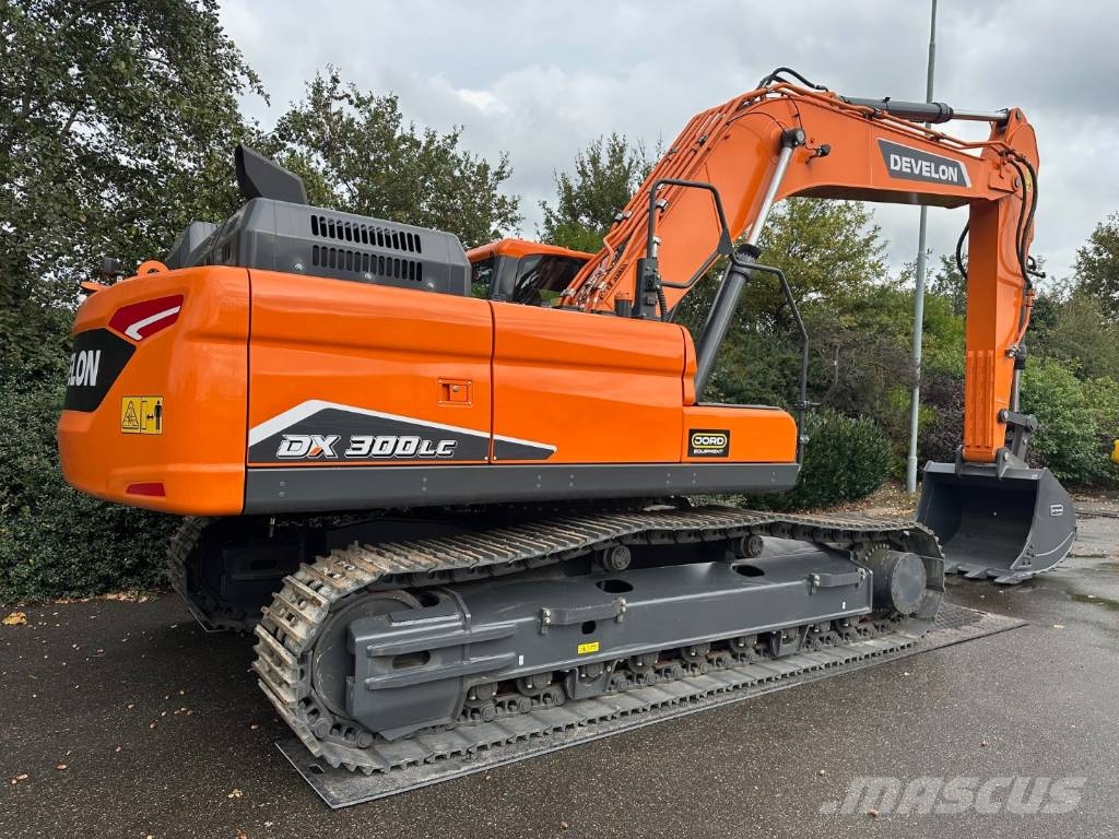 Develon DX 300 LC-7M حفارات زحافة