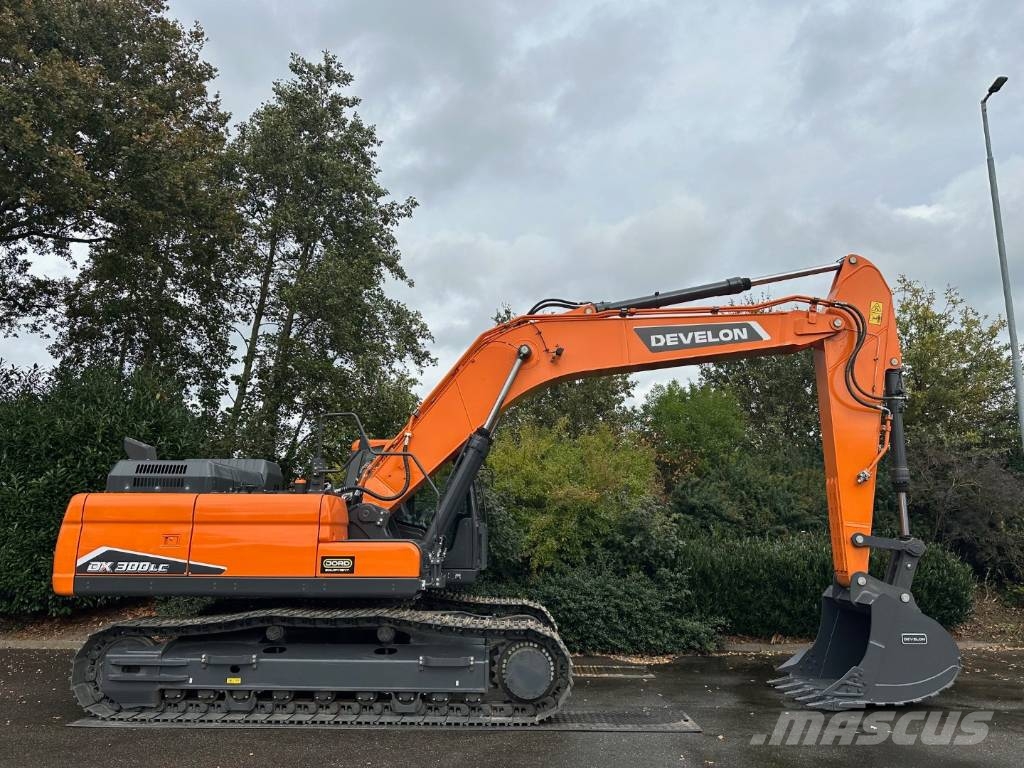 Develon DX 300 LC-7M حفارات زحافة