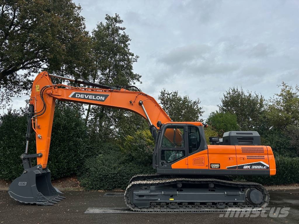 Develon DX 300 LC-7M حفارات زحافة
