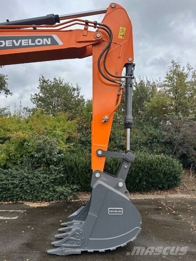 Develon DX 300 LC-7M حفارات زحافة