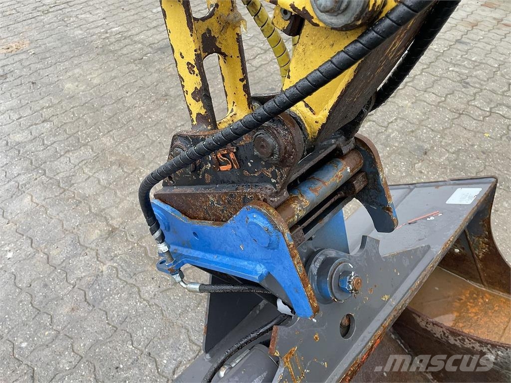 Komatsu PC22MR-3 轮式挖掘机