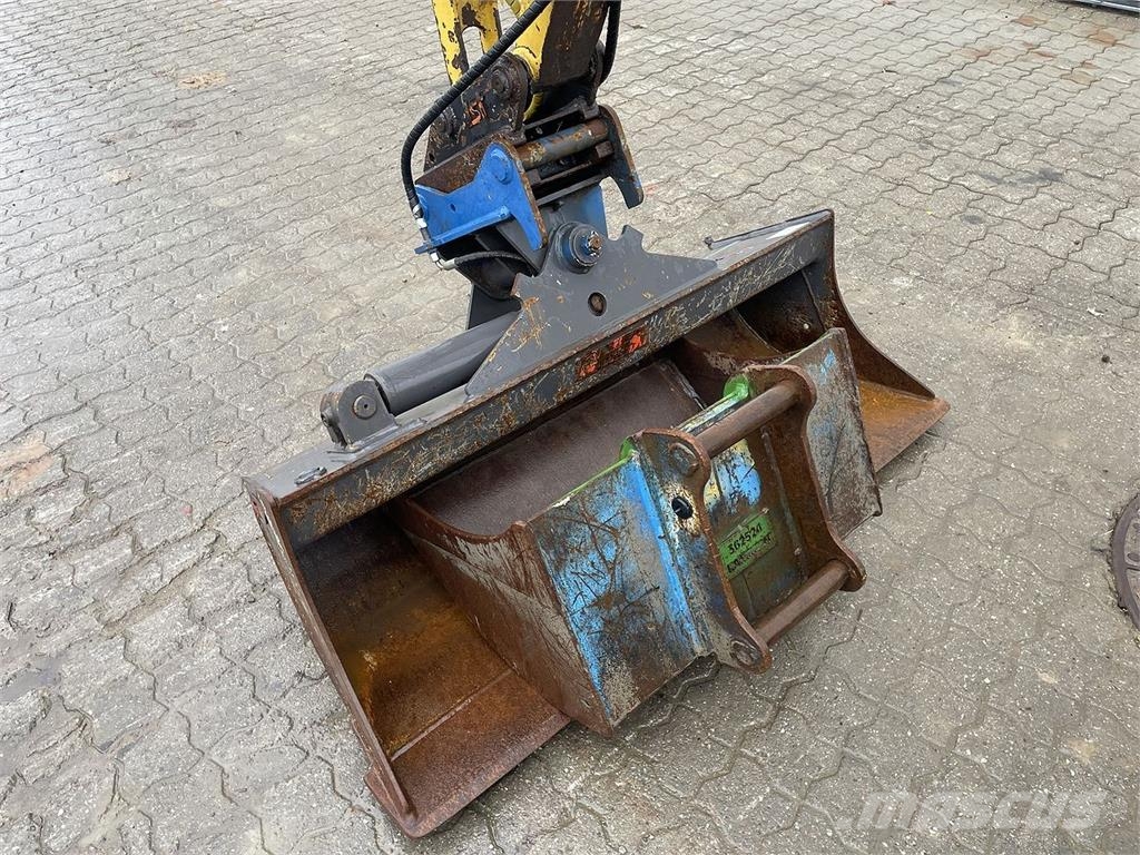 Komatsu PC22MR-3 轮式挖掘机