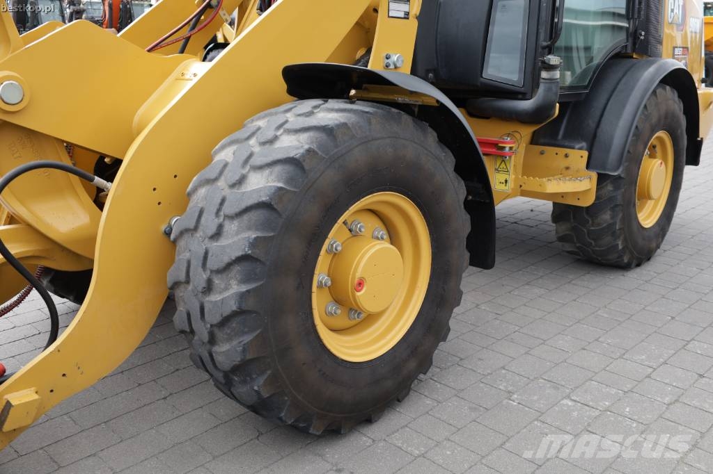 CAT 906M Chargeuse sur pneus
