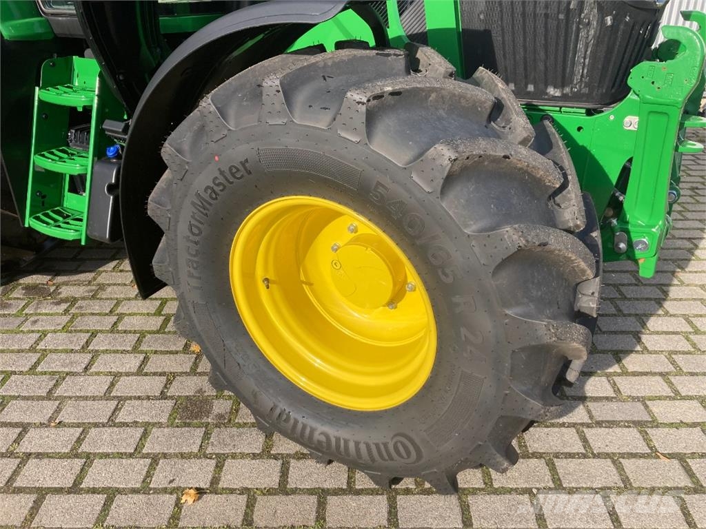 John Deere TRAKTOR 6120M MIT KABINE Tractors