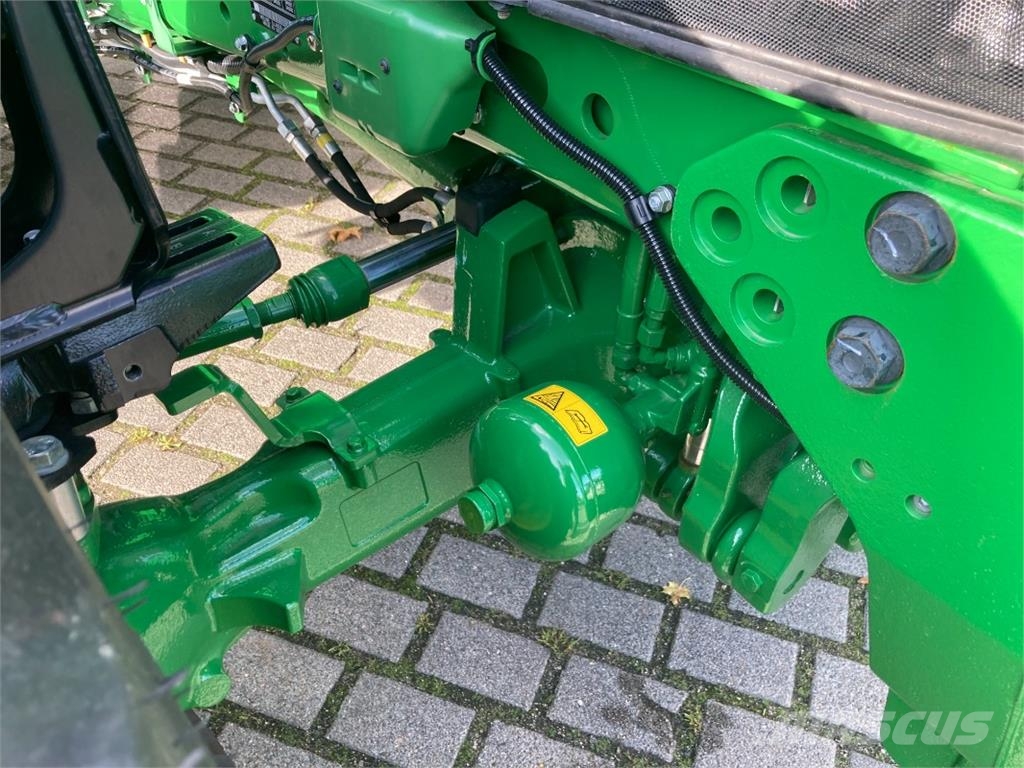 John Deere TRAKTOR 6120M MIT KABINE Tractors