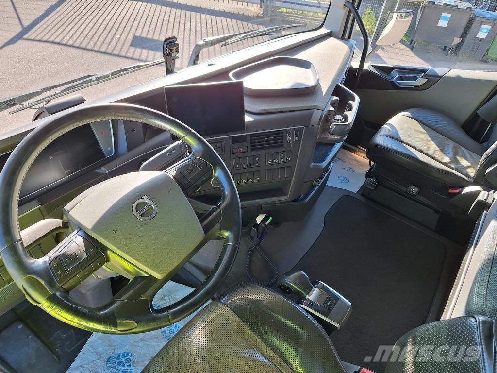 Volvo Vehicle Rigid 6x2-2 box full side opening Furgoonautod
