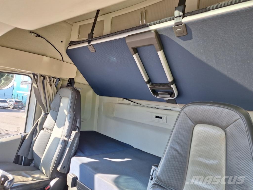 Volvo Vehicle Rigid 6x2-2 box full side opening Furgoonautod