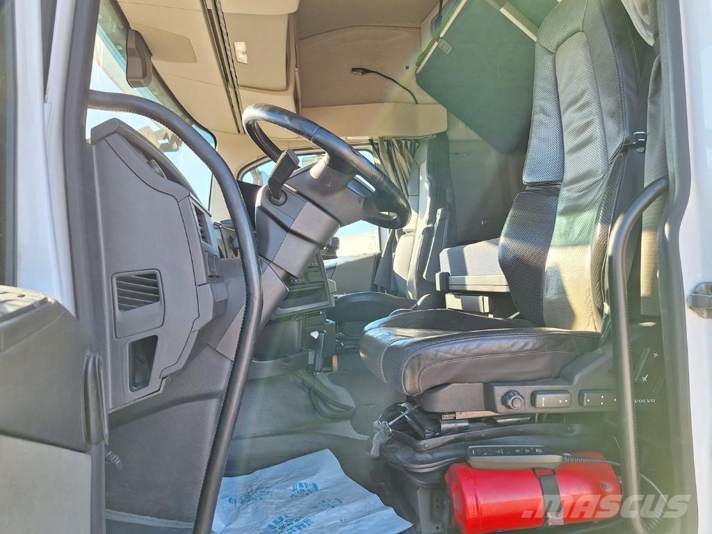 Volvo Vehicle Rigid 6x2-2 box full side opening Furgoonautod
