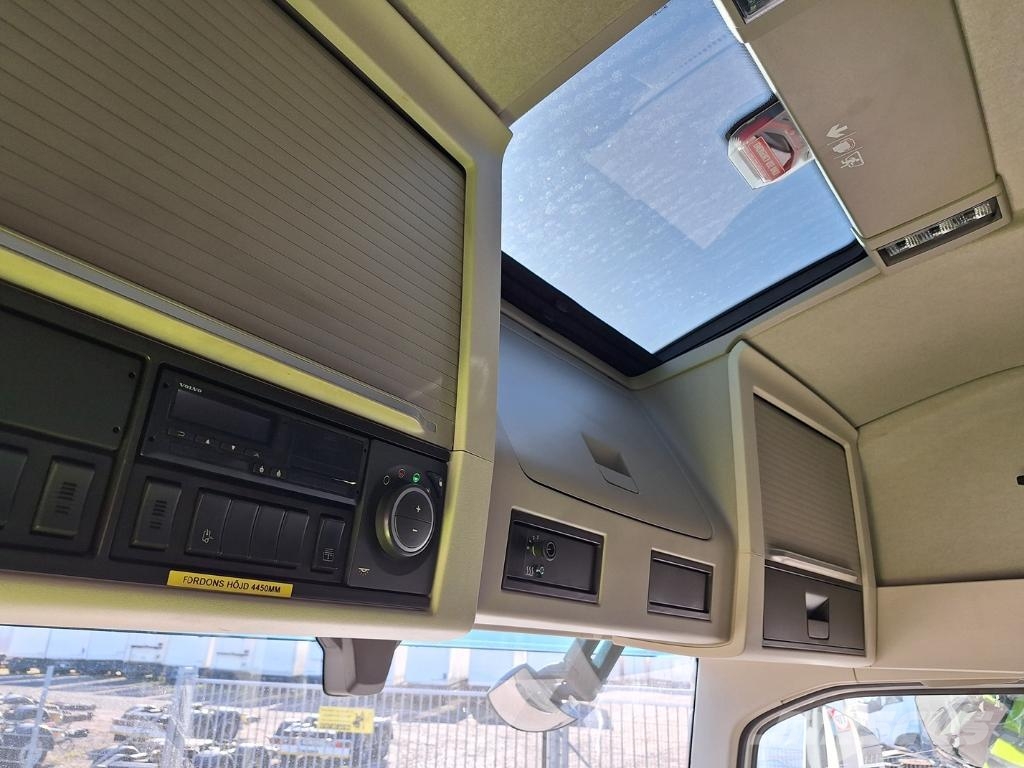 Volvo Vehicle Rigid 6x2-2 box full side opening Furgoonautod