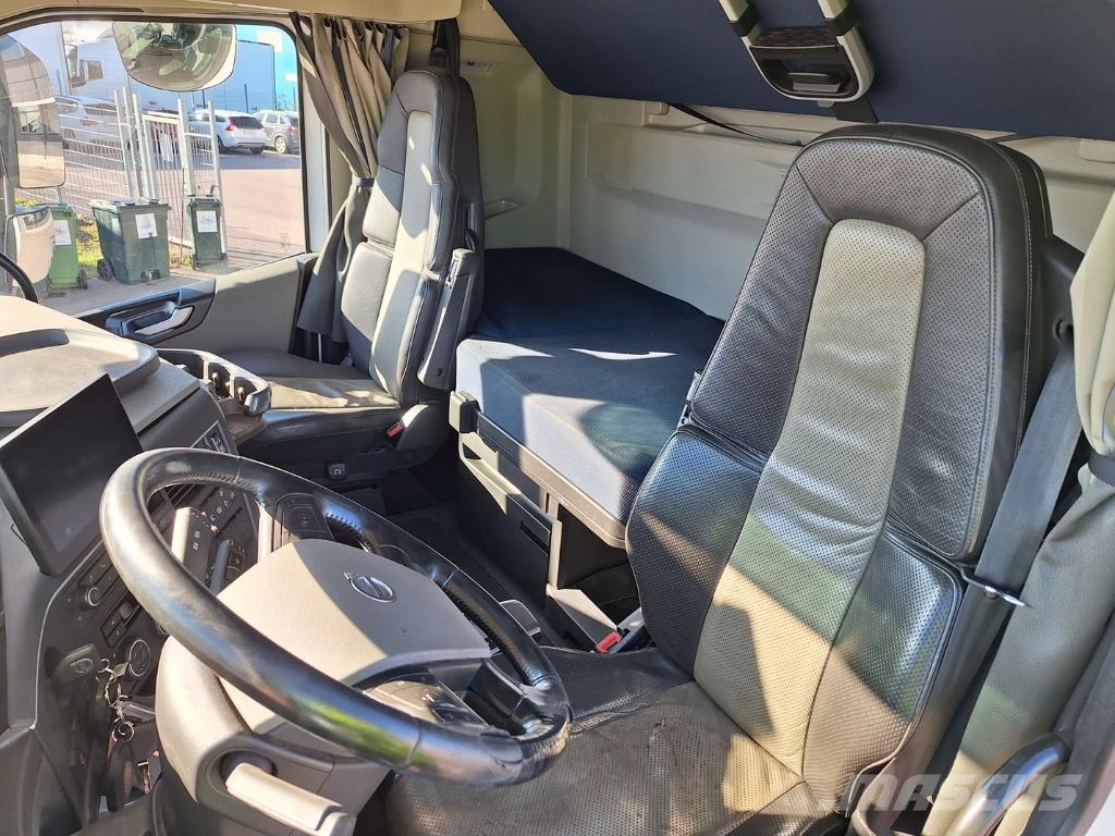 Volvo Vehicle Rigid 6x2-2 box full side opening Furgoonautod