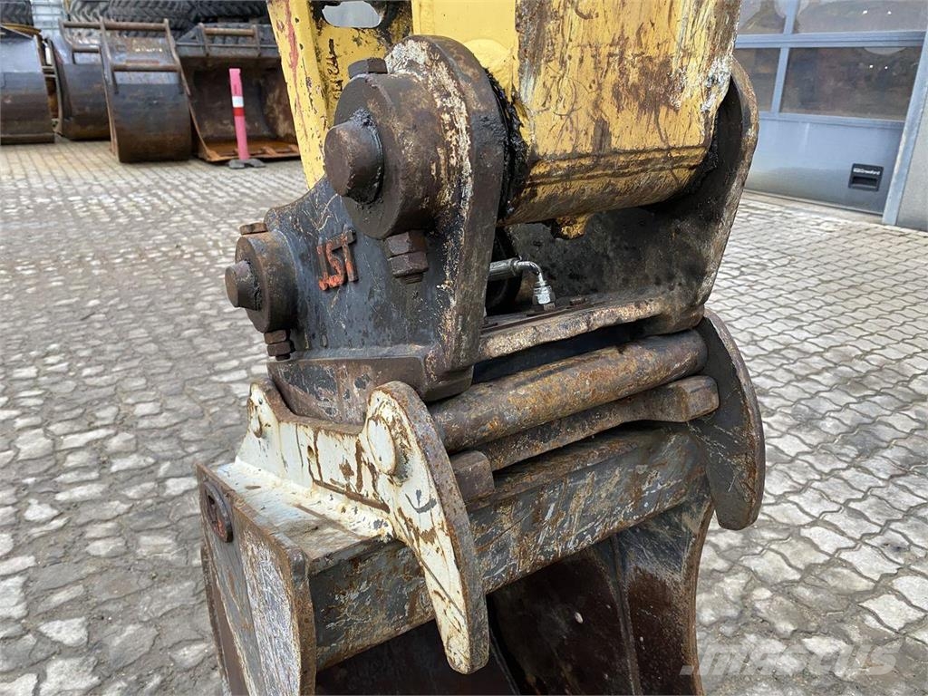 Yanmar VIO80-1A حفارات بعجل
