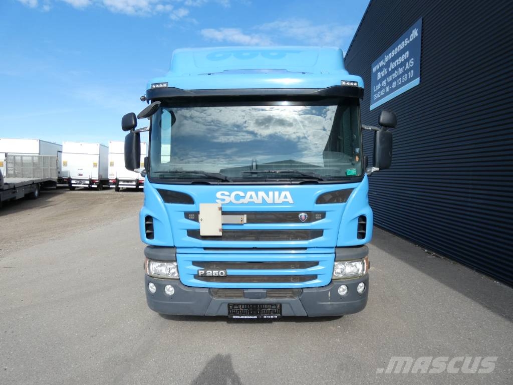 Scania P 250 Camiones de cama baja