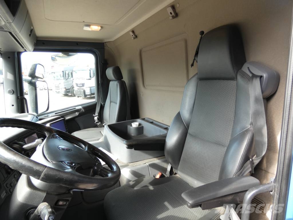 Scania P 250 Camiones de cama baja