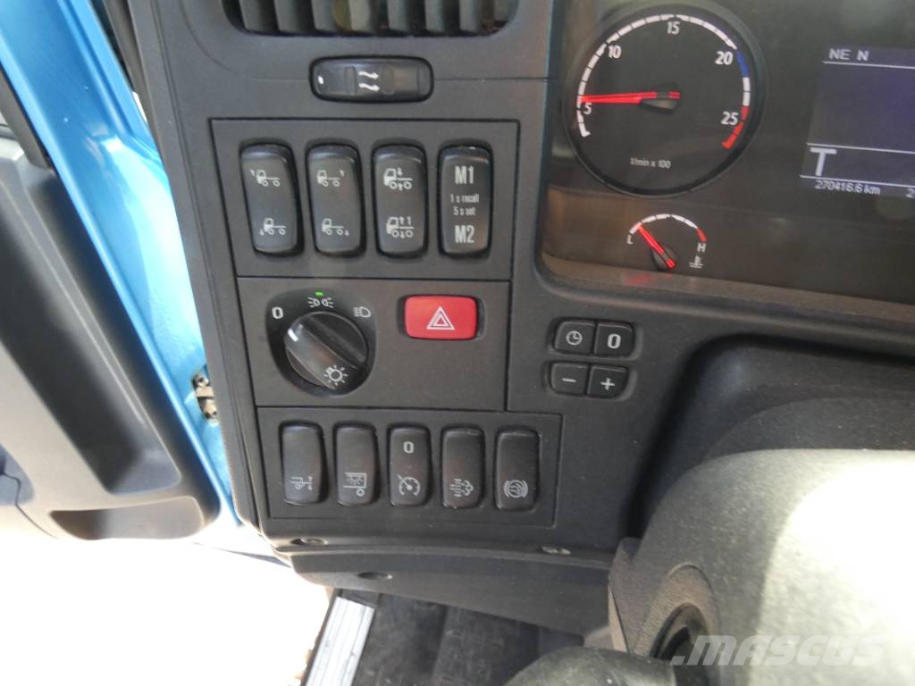 Scania P 250 Camiones de cama baja