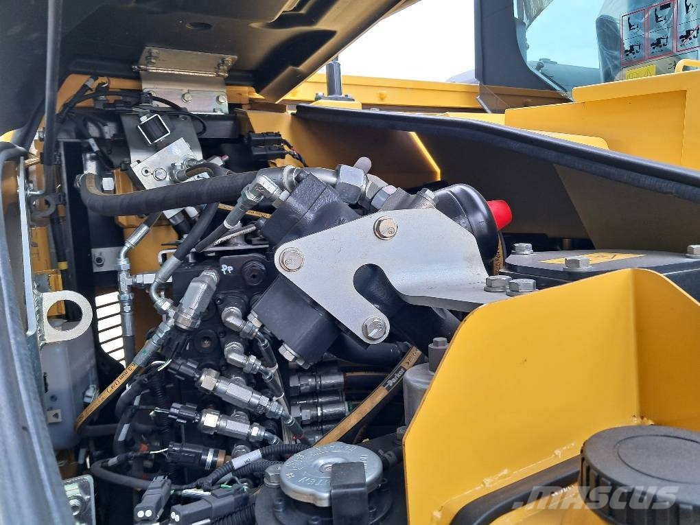 Komatsu PW98MR-11E0 Vidēja lieluma ekskavatori 7 t - 12 t
