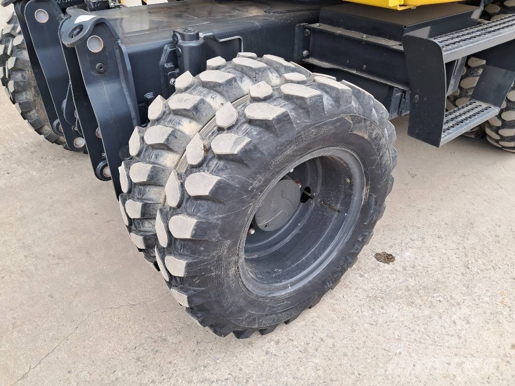 Komatsu PW98MR-11E0 Vidēja lieluma ekskavatori 7 t - 12 t