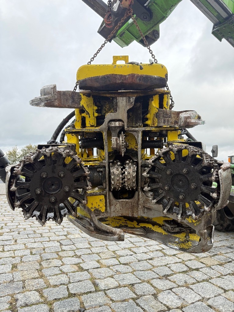 John Deere H 412 Harvester heads