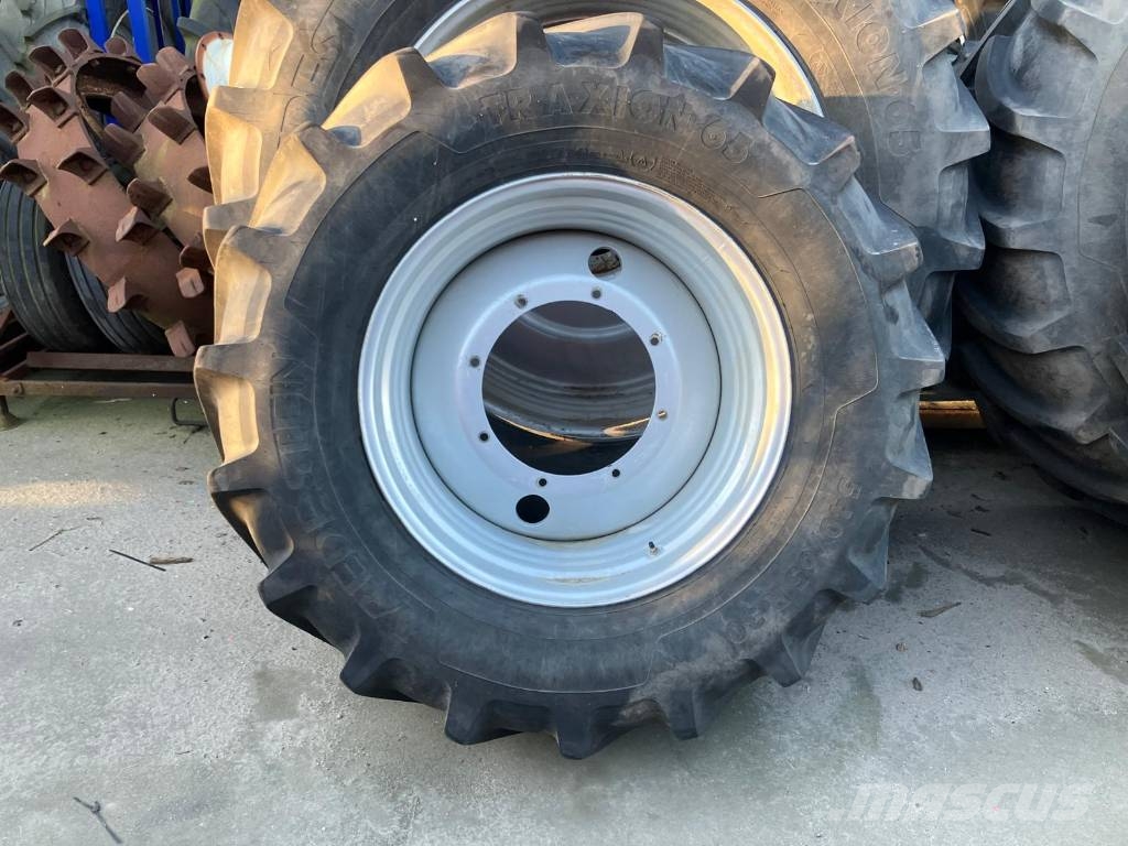 Vredestein Traxoin 65 650/65R42 en 540/65R30 banden Колеса