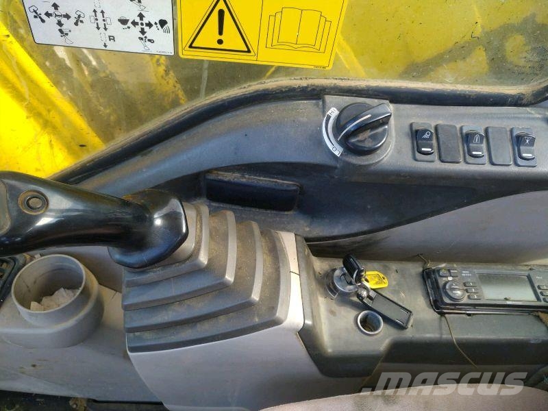 New Holland E 215 Paletli ekskavatörler