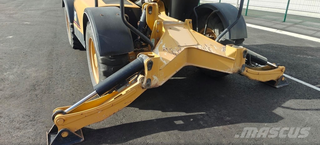 CAT TH 355 B Teleskopiskie manipulatori