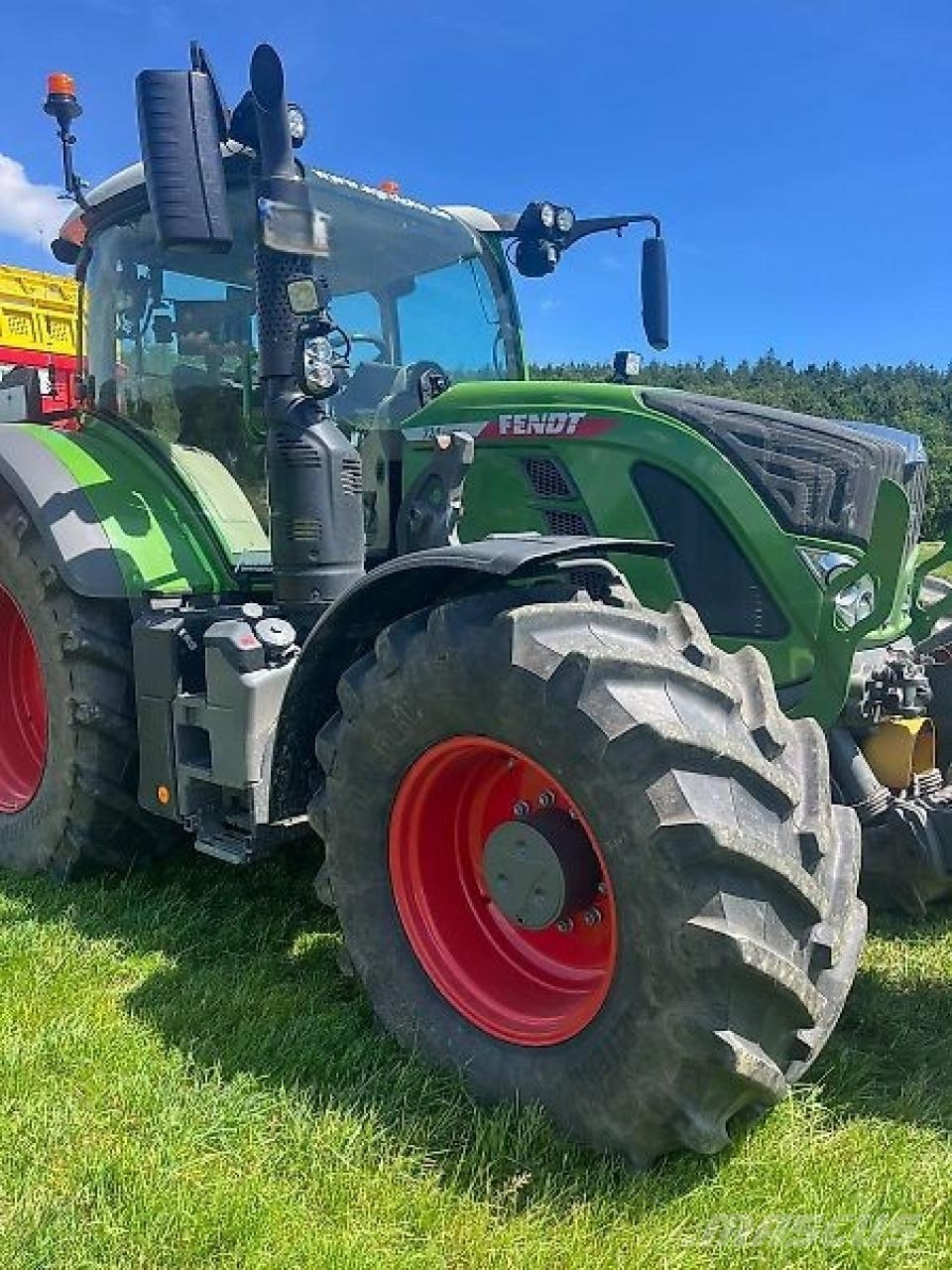 Fendt 724 Vario Profi Plus mit FH+FZW Traktorji
