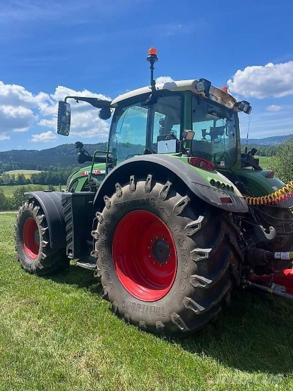 Fendt 724 Vario Profi Plus mit FH+FZW Traktorji
