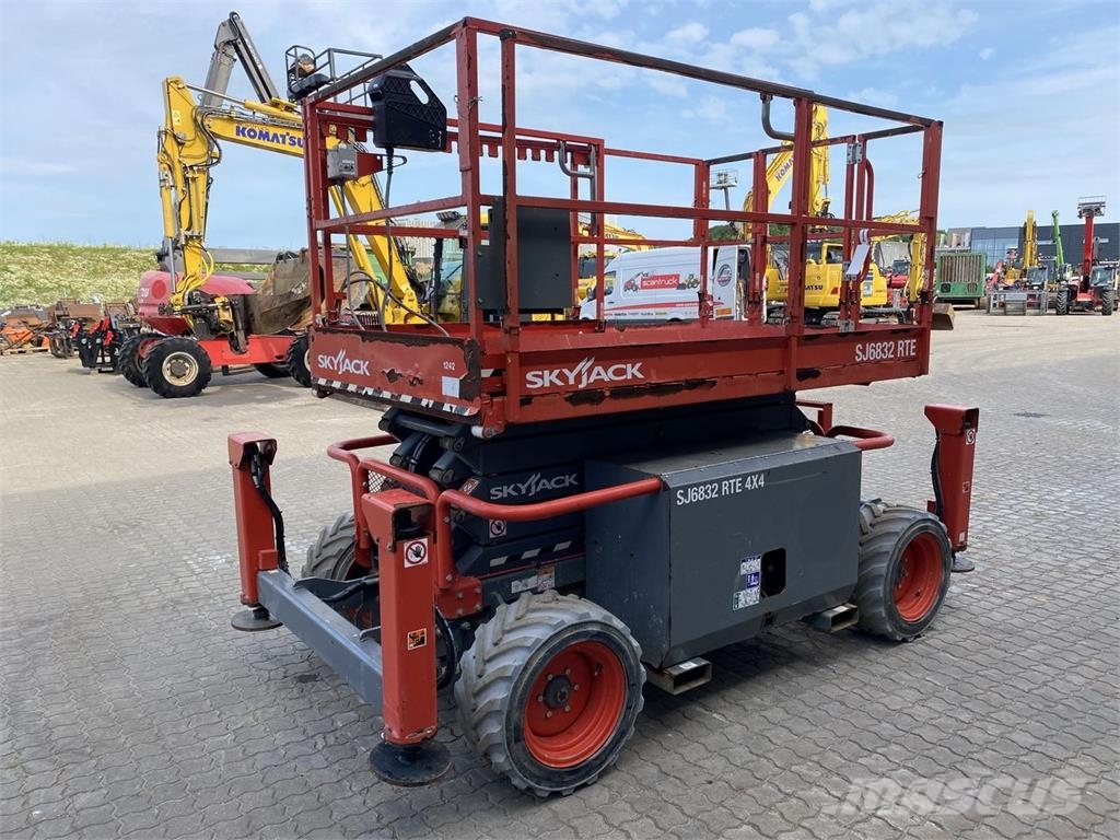 SkyJack SJ6832 RTE رافعات مقصية الشكل