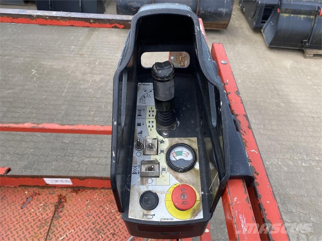 SkyJack SJ6832 RTE رافعات مقصية الشكل
