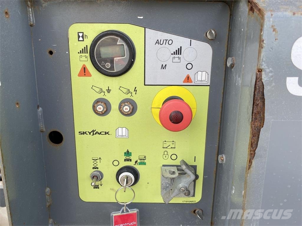 SkyJack SJ6832 RTE رافعات مقصية الشكل