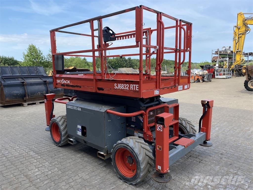 SkyJack SJ6832 RTE رافعات مقصية الشكل